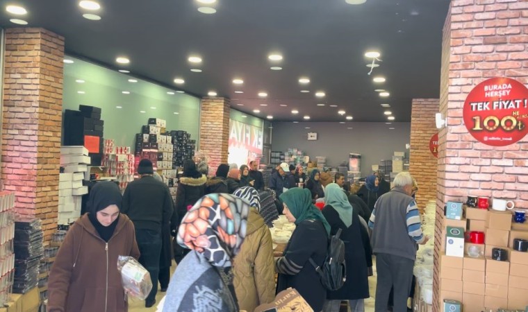 Ürünler yarı fiyatına indi, vatandaşlar birbirini ezdi