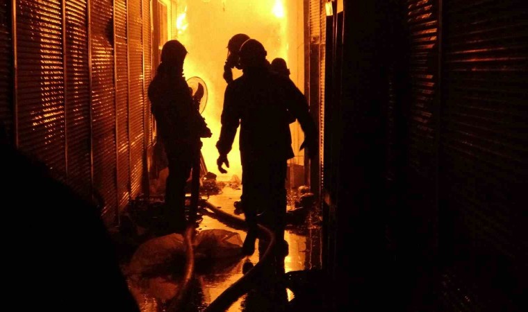 Vanda Mısır Çarşısında çıkan yangın korkulu anlar yaşattı