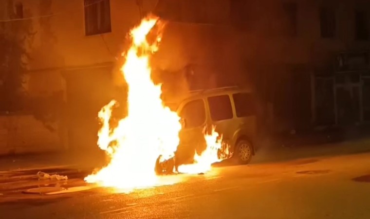 Vanda seyir halindeki kamyonet alev alev yandı