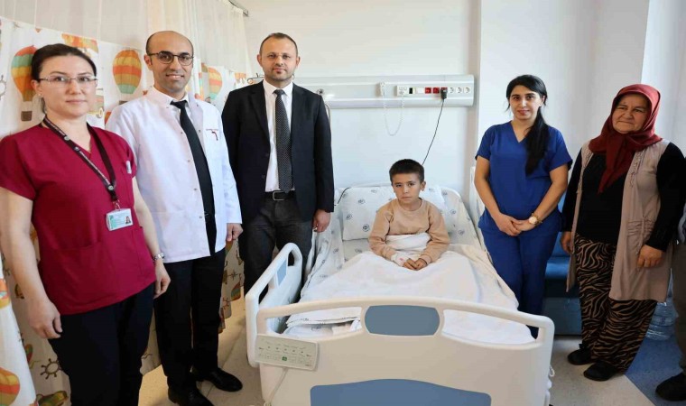 10 yaşındaki Berat, milyonda bir görülen tümörden Adanada kurtuldu