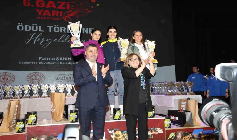 6. Gazi Yarı Maratonunda dereceye giren sporcular ödüllerini aldı