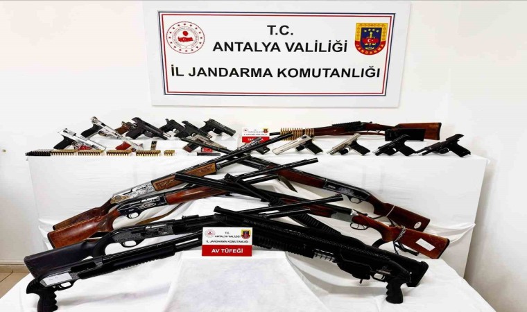 Alanyada 11 adrese eş zamanlı silah ve uyuşturucu operasyonu