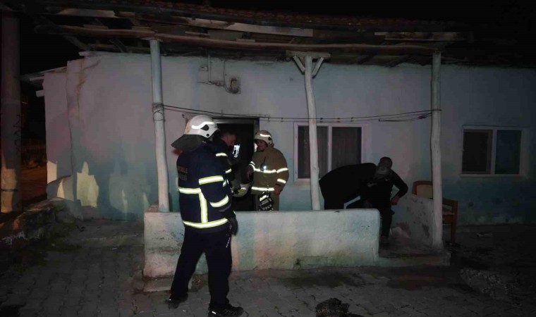 Alkollü şahıs evini ateşe vermek istedi, vatandaşlar önledi