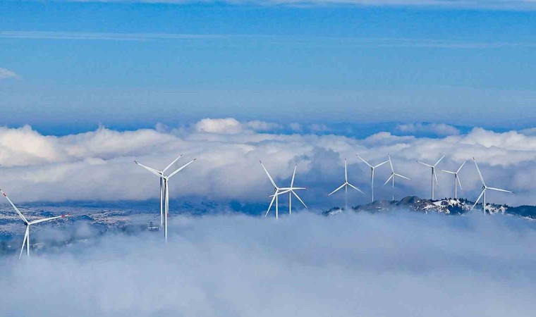 Ankarada sis ve rüzgar türbinlerinin görkemli buluşması