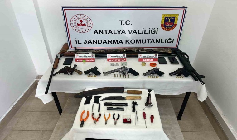 Antalyada jandarmadan ruhsatsız tabanca ve uyuşturucu operasyonu