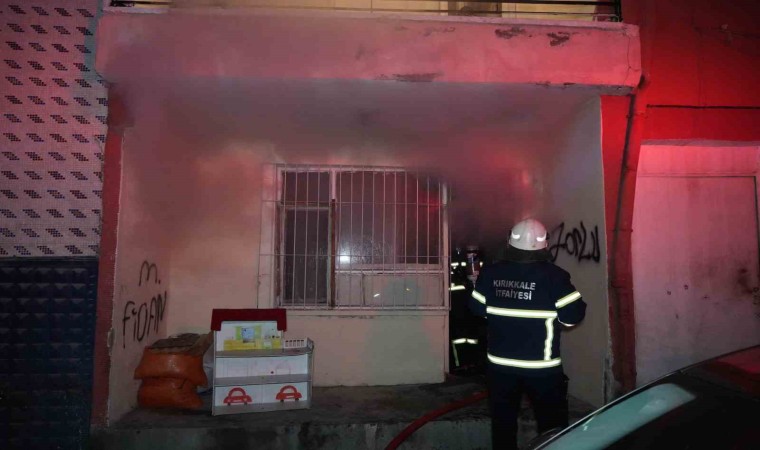 Apartman dairesinde depolanan hurda kağıtlar alev aldı