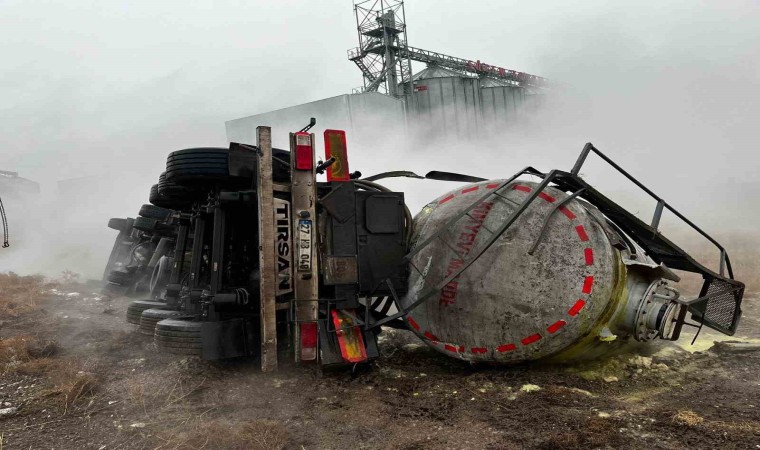 Asit dolu tankerin devrilme anı kamerada