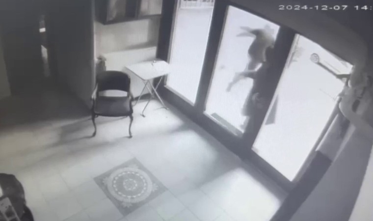 Ataşehirde kuyumcudan çıkan kadının çantasını çalan kapkaççı kamerada