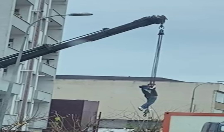 Ataşehirde vinç halatına tutunarak iniş yapan şahıs kamerada