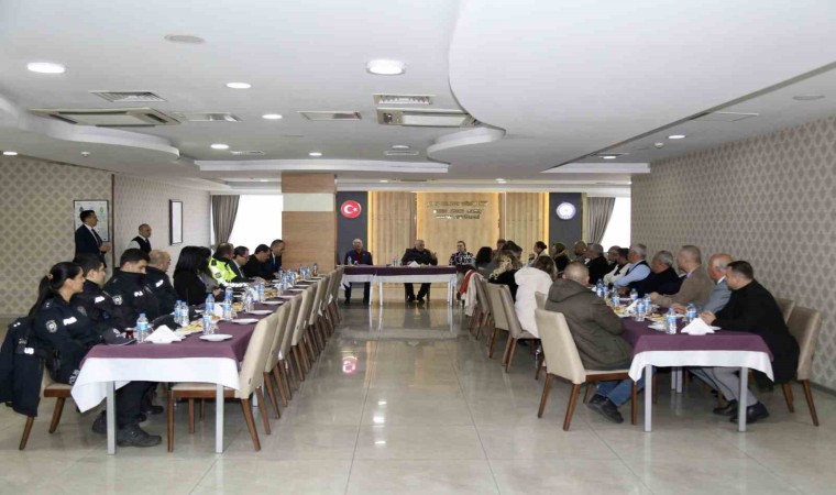 Aydın İl Emniyet Müdürü Erdoğan Efelerdeki muhtarlar ile bir araya geldi