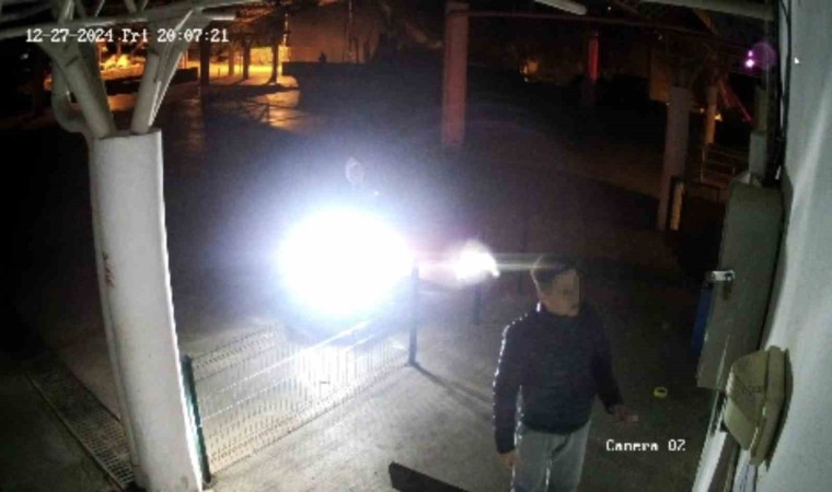 Aydınlatma sistemine çomak sokup, kamu malını bozdular