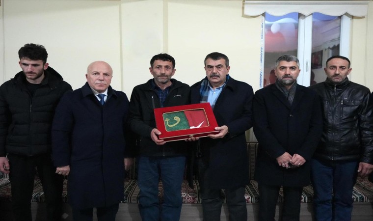 Bakan Tekinden şehit ailesine taziye