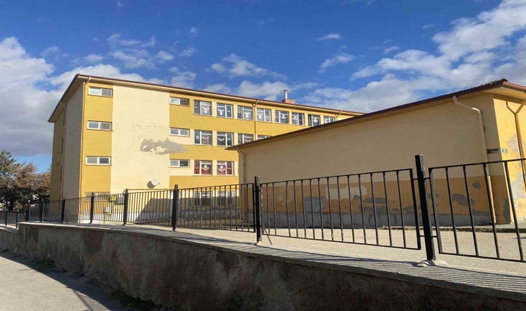 Bakımsız kalan ortaokulun dış cephesi dökülüyor