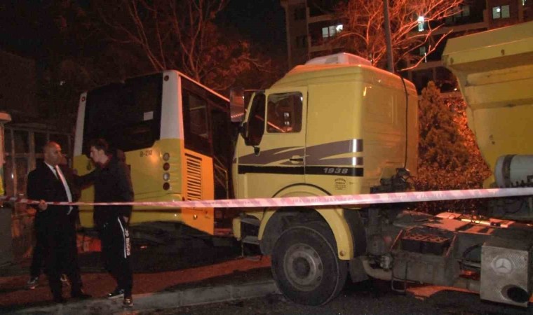 Başakşehirde kontrolden çıkan İETT otobüsü park halindeki kamyona çarptı: 1 yaralı
