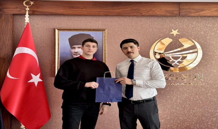 Bilecikte ikinci olan öğrencileri makamında kabul etti