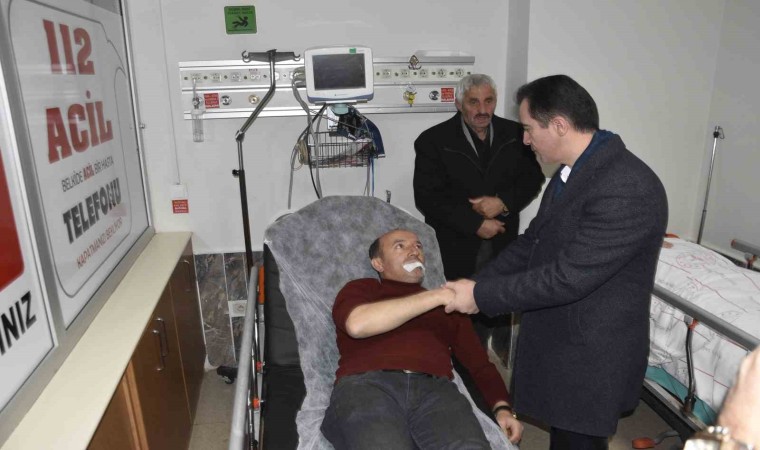 Bitlis Valisi Karakaya, kaza yerinde inceleme yapıp yaralıları ziyaret etti