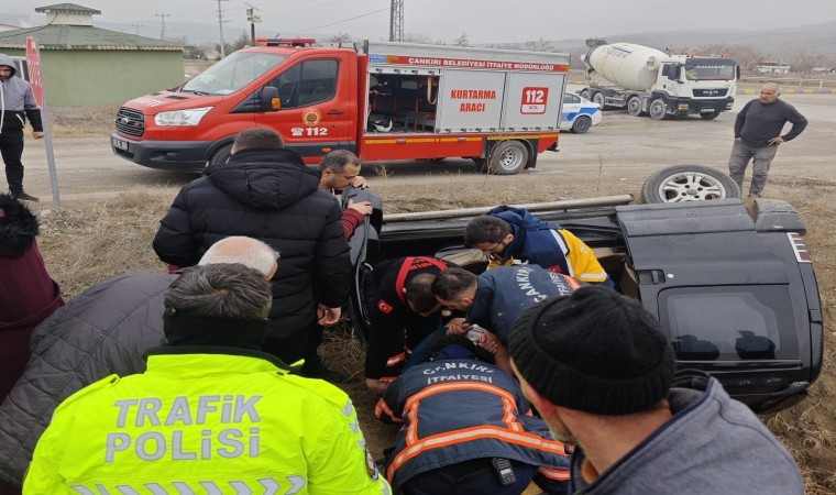 Çankırıda hafif ticari araç takla attı: 4 yaralı