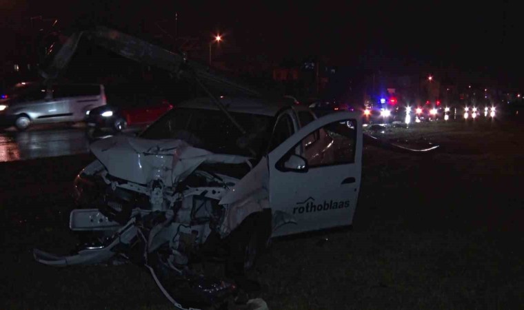 Çarptığı aydınlatma direği aracın üzerine devrildi: 2 yaralı
