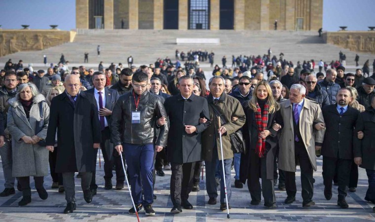 CHP Genel Başkanı Özel, engellilerle birlikte Anıtkabiri ziyaret etti