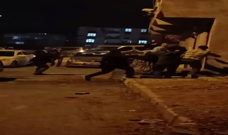 Çocukların top kavgasına büyükler de dahil oldu, mahalle savaş alanına döndü