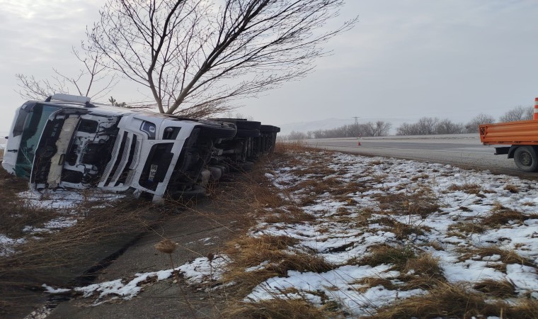Çorumda sis kazaya sebep oldu: Devrilen tırın sürücüsü yara almandan kurtuldu