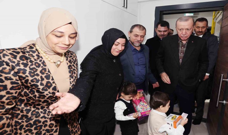 Cumhurbaşkanı Erdoğan, Gaziantepte depremzede aileye misafir oldu