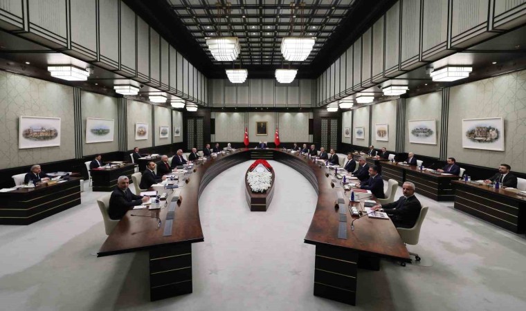 Cumhurbaşkanı Recep Tayyip Erdoğan başkanlığındaki kabine toplantısı Beştepede başladı.