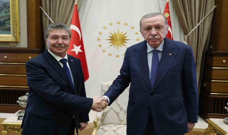 Cumhurbaşkanı Recep Tayyip Erdoğan, Kuzey Kıbrıs Türk Cumhuriyeti Başbakanı Ünal Üstel ile Cumhurbaşkanlığı Külliyesinde bir araya geldi.