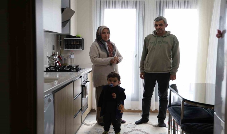 Cumhurbaşkanının elinden anahtarlarını alan depremzede çift yeni evine kavuştu