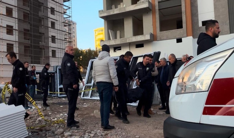 Diyarbakırda 13üncü kattan düşen işçi hayatını kaybetti, yakınları sinir krizi geçirdi
