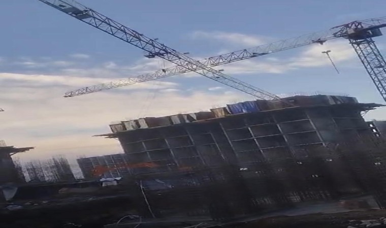 Diyarbakırda inşaat alanında vinç devrildi