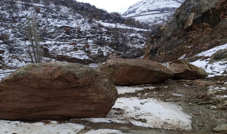 Diyarbakırda yamaçlardan yollara düşen kayalar temizlendi