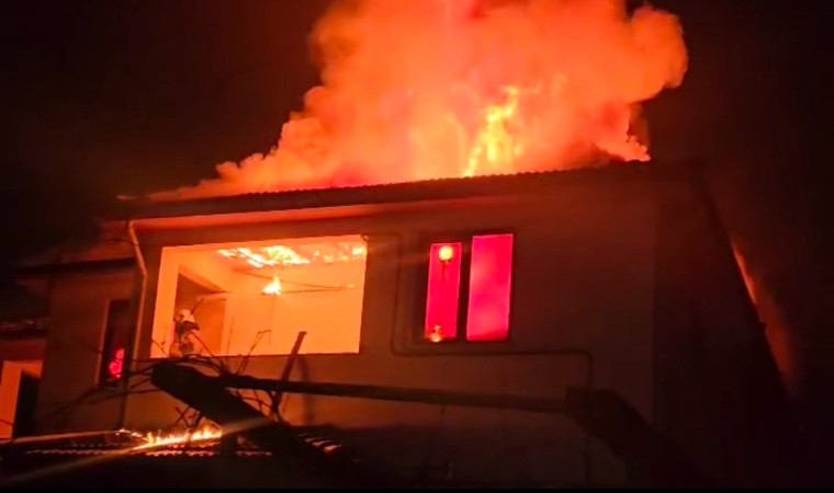 Düzcede 2 katlı ev alev topuna döndü