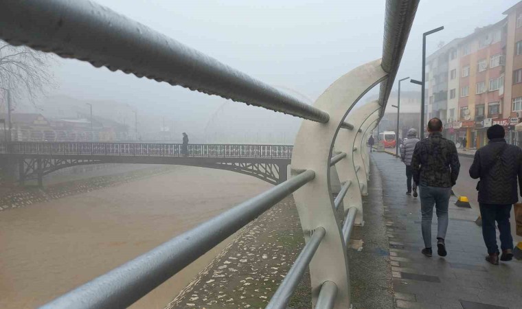 Düzcede sabah saatlerinde sis etkili oldu