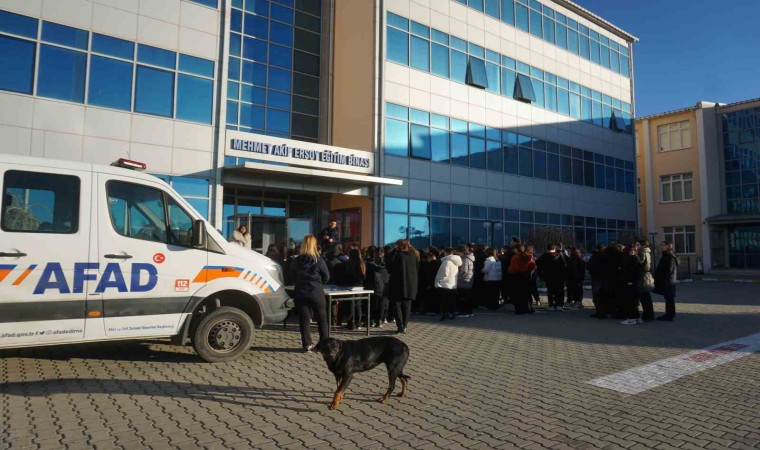 Edirnede ortaokul öğrencilerine afet bilincini aşılayan etkinlik