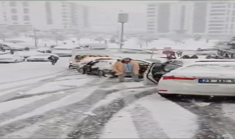 Elazığda kar yağışı sonrası zincirleme kaza: 10 araç birbirine girdi