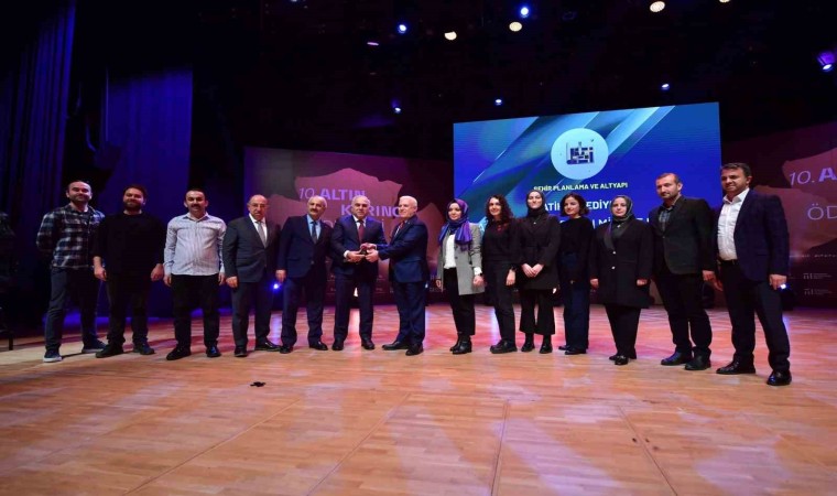 Fatih Belediyesinin Kara Surları Millet Bahçesi Projesine ‘Altın Karınca Ödülü