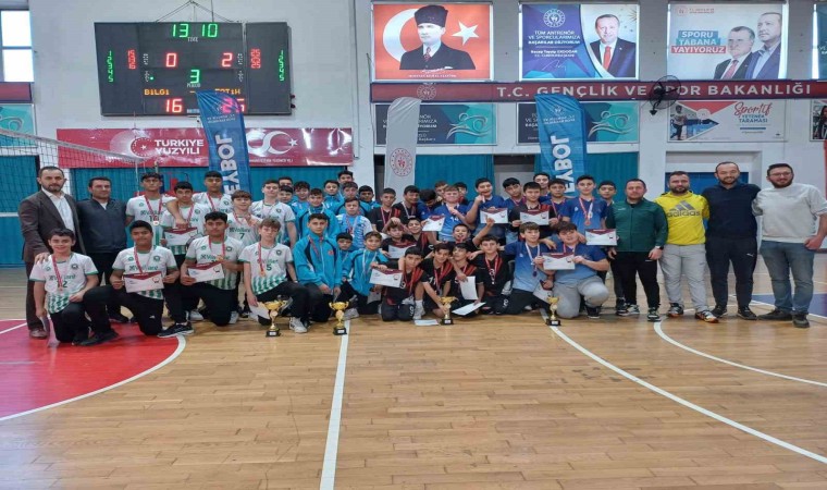 Fatih Ortaokulu voleybolda şampiyon oldu