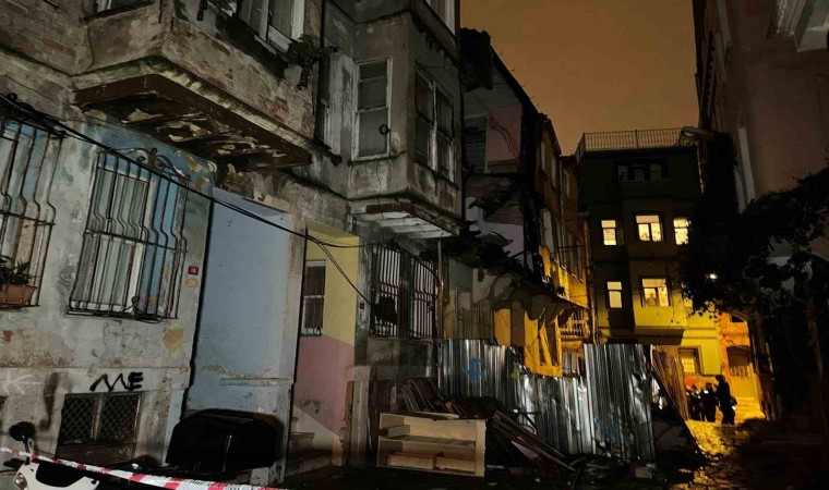 Fatihte metruk binada çökme meydana geldi: 3 bina tahliye edildi