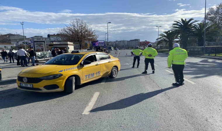 Fatihte sivil polisler yolcu gibi taksilere bindi, kural ihlali yapan sürücülere ceza yazıldı