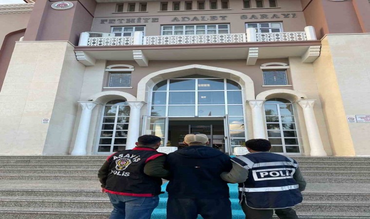 Fethiyede büfe sahibini bıçakla yaralayan şüpheli yakalandı