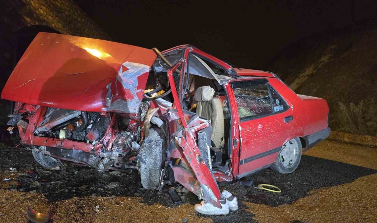 Gençlerin Tofaşla hızı elektrik direğinde son buldu: 3 yaralı