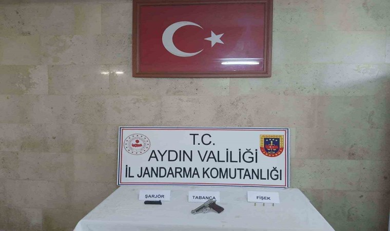 Germencikte ruhsatsız silah ele geçirildi