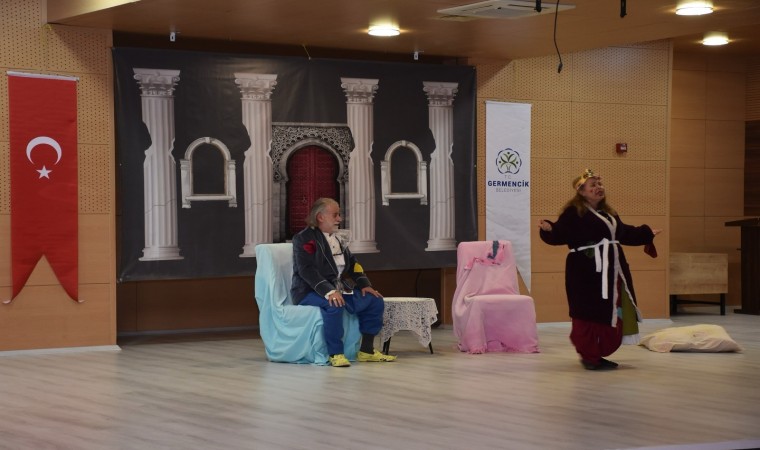 Germencikte sahnelenen tiyatro, izleyicilerden tam not aldı