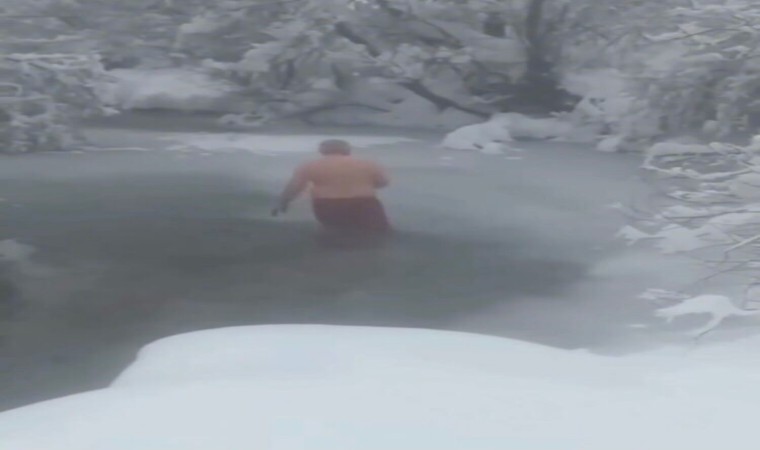 Gümüşhanede 70 yaşındaki adam buz tutan çayda yüzüyor