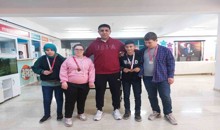 Gün boyu spor yaptılar hepsi madalya kazandı