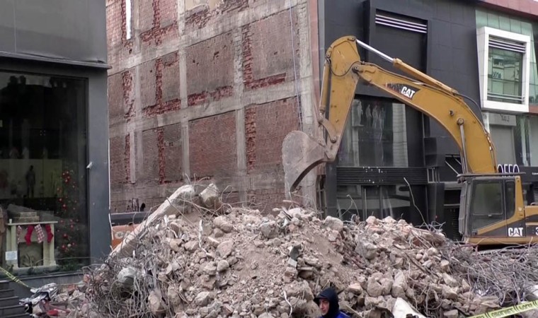 Güngörende çöken binada enkaz altında kalan işçiyi arama kurtarma çalışmaları 45 saattir devam ediyor