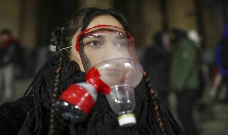 Gürcistan parlamentosunda havai fişekli protesto sürüyor: 48 gözaltı