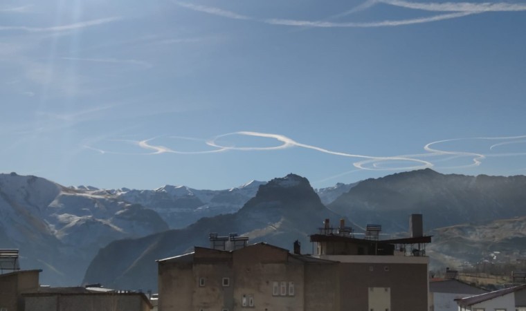 Hakkaride semalarında daire çizen uçaklar şaşırttı