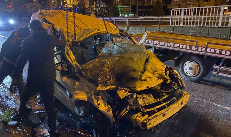 Hopada feci kaza... Kontrolden çıkan araç dereye uçtu: 1 ölü, 2 yaralı